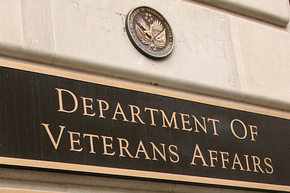 न्यायाधीश हजारों संघीय श्रमिकों को बहाल करने का आदेश देते हैं; स्लैम 'शम' सरकारी घोषणा