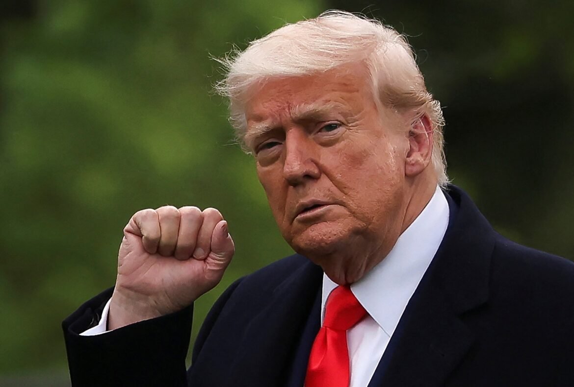 प्रदर्शनकारियों ने ट्रम्प के रूप में 'क्रिप्टो भ्रष्टाचार' को डिक्रिप्टो मेम के सिक्के में शीर्ष निवेशकों को भ्रमित किया