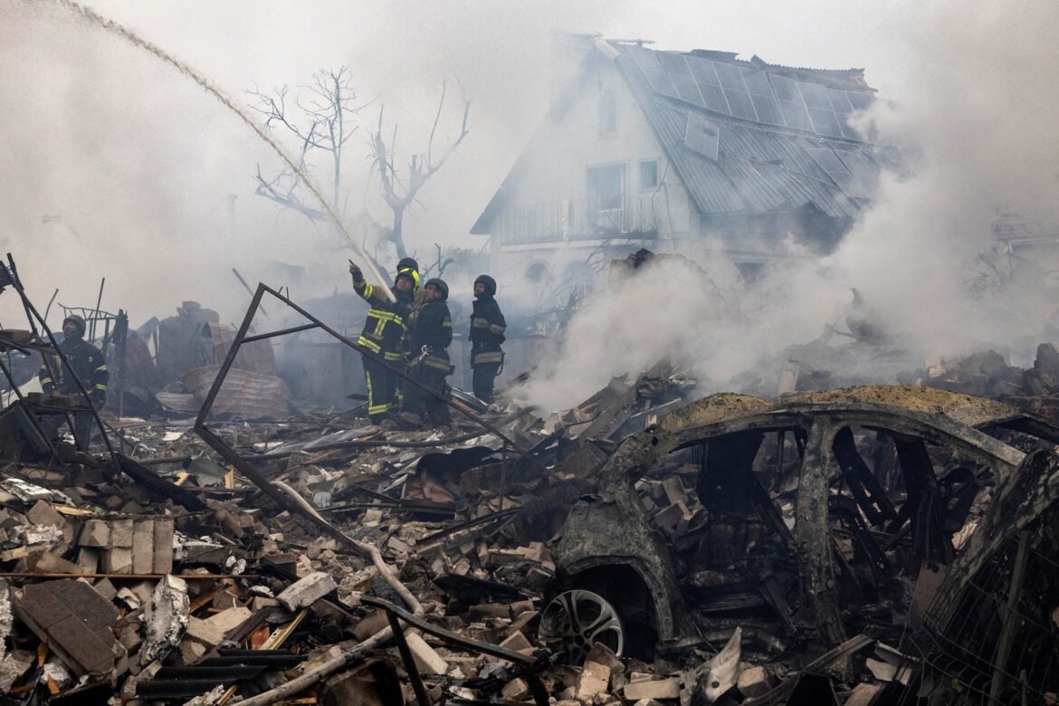 रूस ने यूक्रेन को बड़े पैमाने पर ड्रोन, मिसाइल बैराज के साथ कैदी एक्सचेंज के साथ मारा