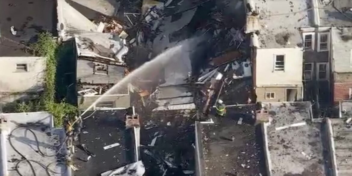 1 मृत, 2 फिली फायर और विस्फोट में चोट लगी जो कई घरों को समतल या क्षतिग्रस्त कर देती है