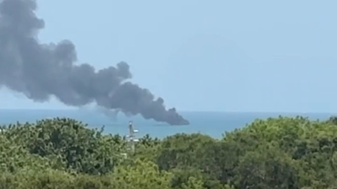 केप कैनवेरल के पास बर्निंग बोट से बचाया गया 4 लोग: कोस्ट गार्ड