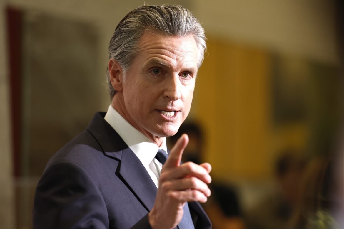 कैलिफोर्निया सरकार। न्यूज़ॉम सूइंग फॉक्स न्यूज को मानहानि के लिए $ 787 मिलियन के लिए