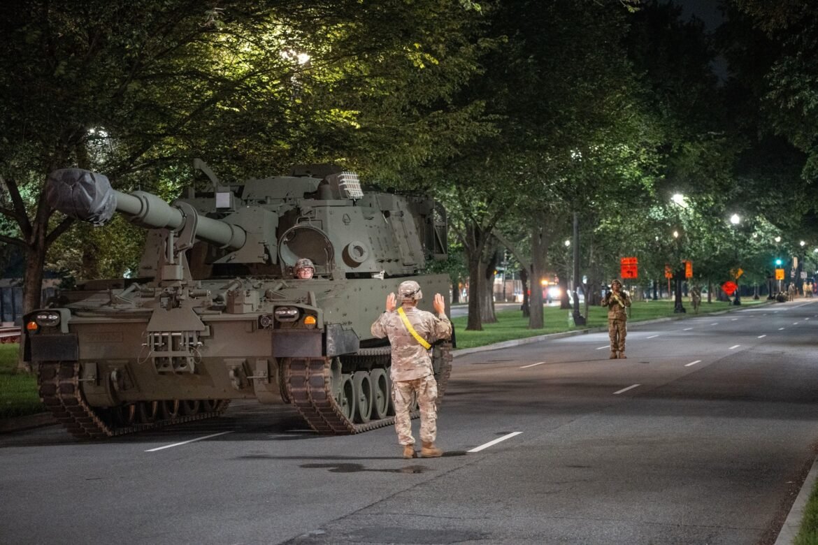 ट्रम्प ने कहा कि सैन्य परेड में किसी भी प्रदर्शनकारियों को 'भारी ताकत के साथ मुलाकात की जाएगी'