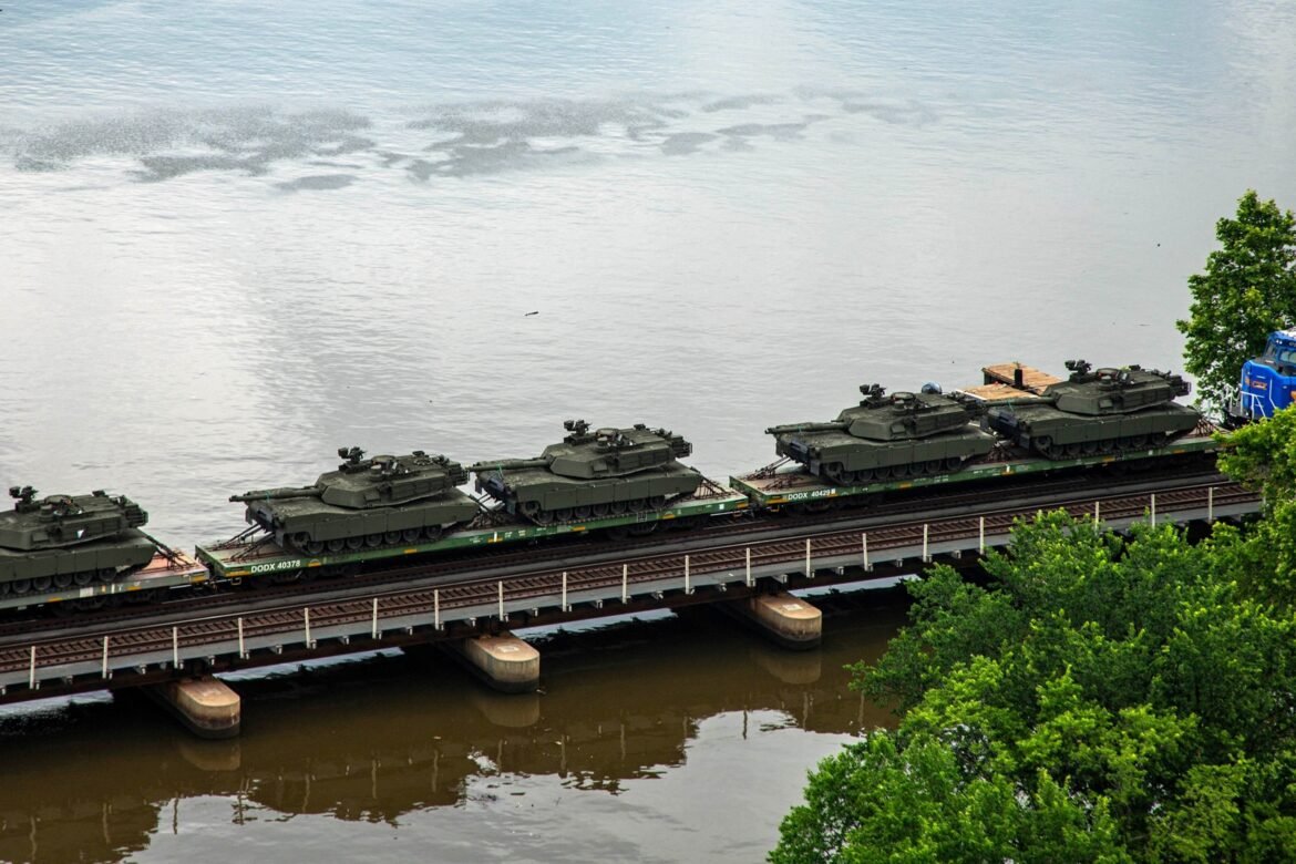 डेमोक्रेट्स ने ट्रम्प के मल्टीमिलियन-डॉलर 'बर्थडे पार्टी' के रूप में सैन्य परेड को स्लैम किया