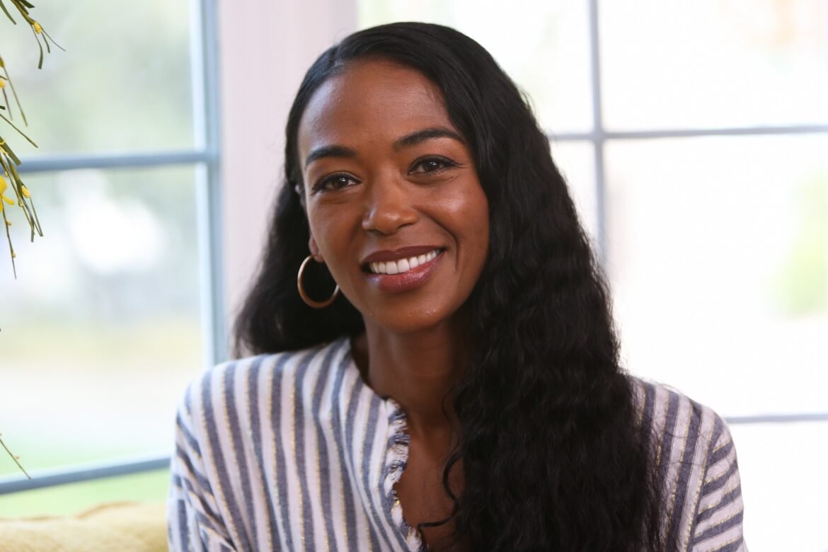 पूर्व एमटीवी वीजे और टॉक शो के मेजबान आनंद लुईस की मृत्यु 52 में होती है