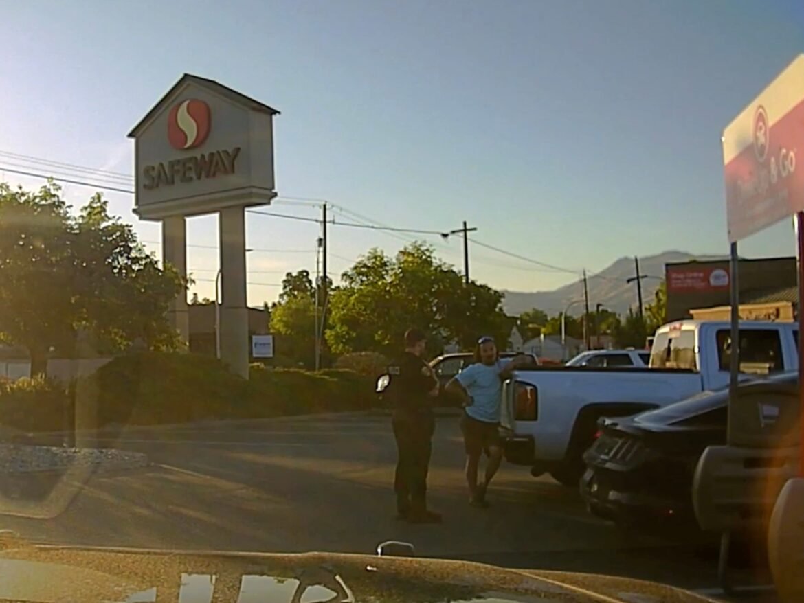 ट्रैविस डेकर सर्च: पुलिस फुटेज में पिता को गायब होने से 3 दिन पहले बच्चों की हत्या करने का आरोप लगाया गया है