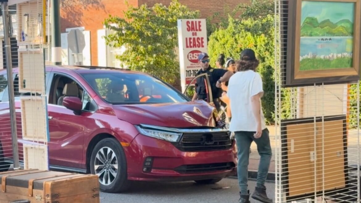 पेंसिल्वेनिया महोत्सव के माध्यम से मिनीवैन ड्राइव के बाद बच्चे सहित 3 अस्पताल में भर्ती हुए