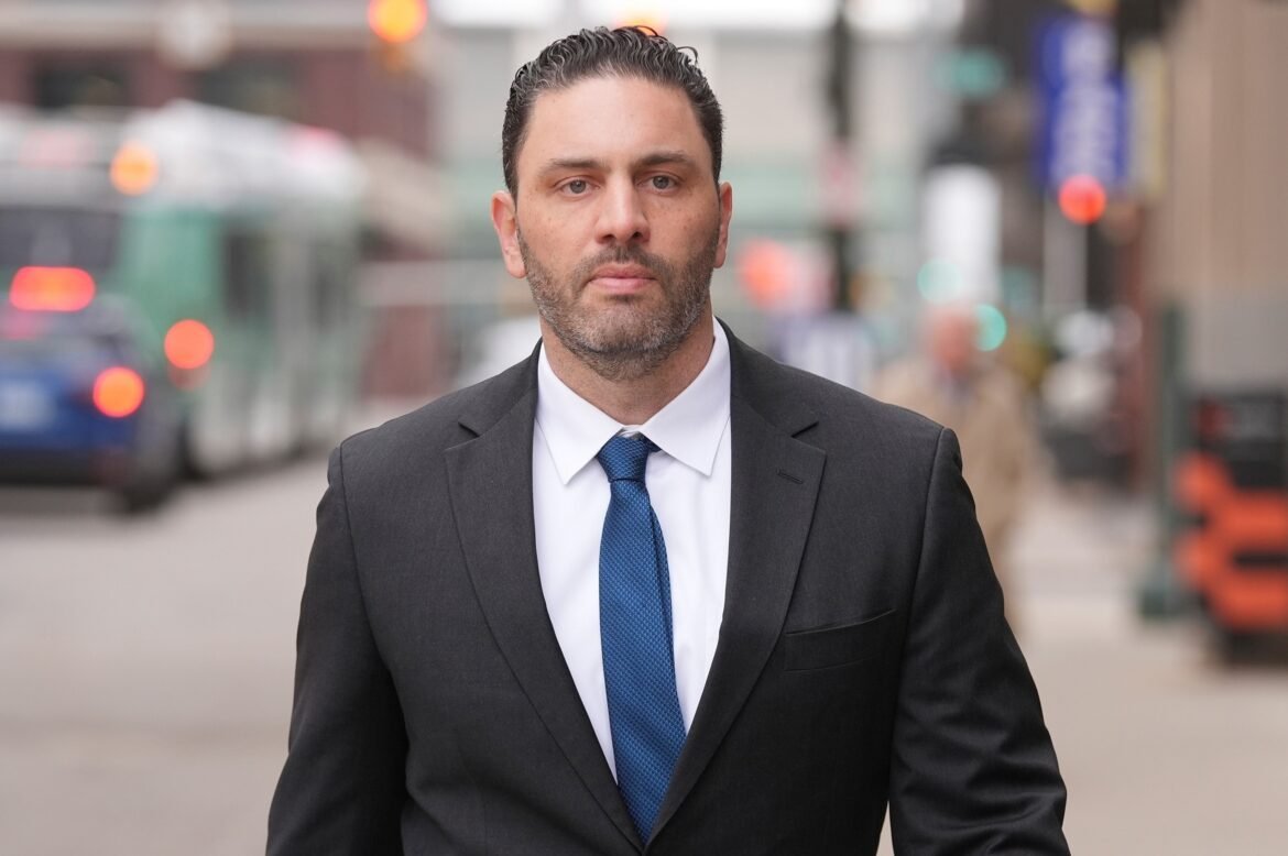 मिशिगन के पूर्व फुटबॉल कोच ने न्यायाधीश से हैक की गई छवियों के मामले के हिस्से को खारिज करने को कहा