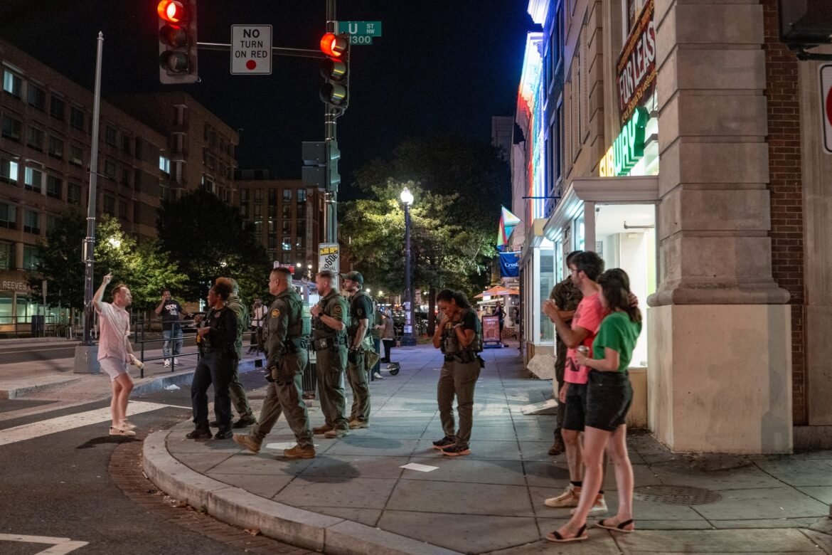 फोटो: एफबीआई और सीमा गश्ती अधिकारी 10 अगस्त, 2025 को वाशिंगटन, डीसी में शॉन चार्ल्स डन से बात करते हैं